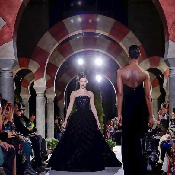 Bella Hadid in a black Oscar de la renta fall 2019 fits size 4 - Picture 8 of 8